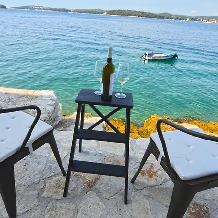 Seafront Oasis - With Sea View Apartman